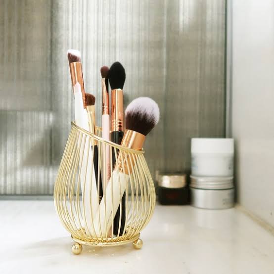 Beauty brush holders